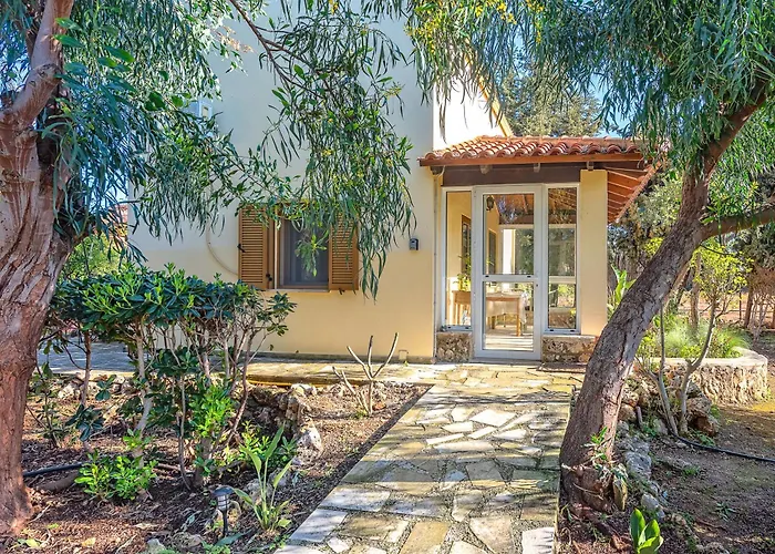 Astrelis Emerald Villa - Cozy House Walking Distance To The Beach