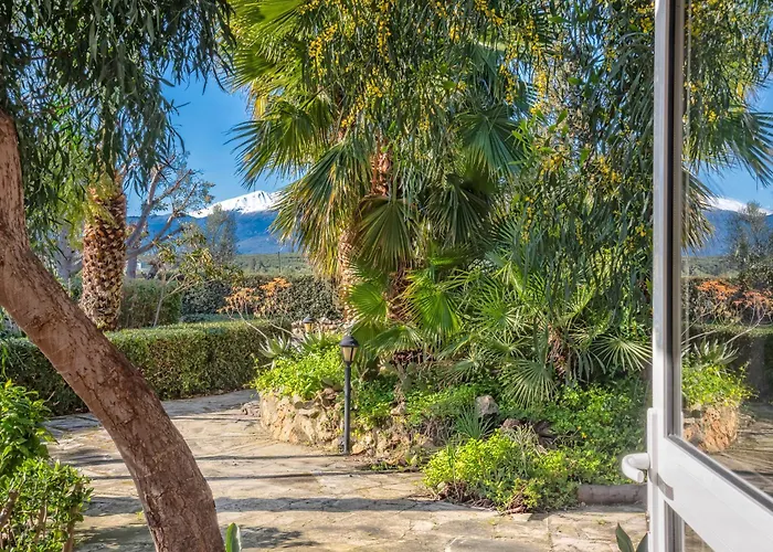 Astrelis Emerald Villa - Cozy House Walking Distance To The Beach